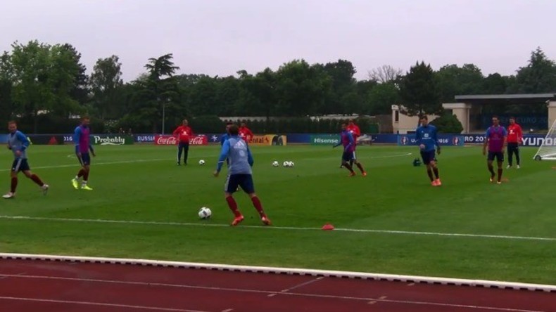 Live: Russisches Nationalfußballteam trainiert in Frankreich für EM 2016
