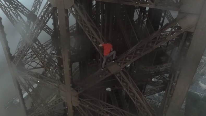 Zwei Russen erkunden Paris aus der Vogelperspektive: Extremkletterer erklimmen den Eiffelturm