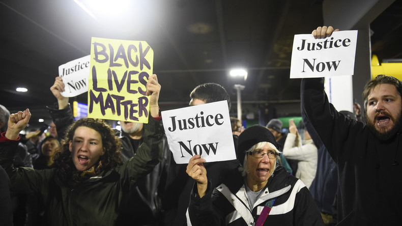 Wieder Afroamerikaner von Polizei erschossen - Stehen die USA vor neuen Massenprotesten?