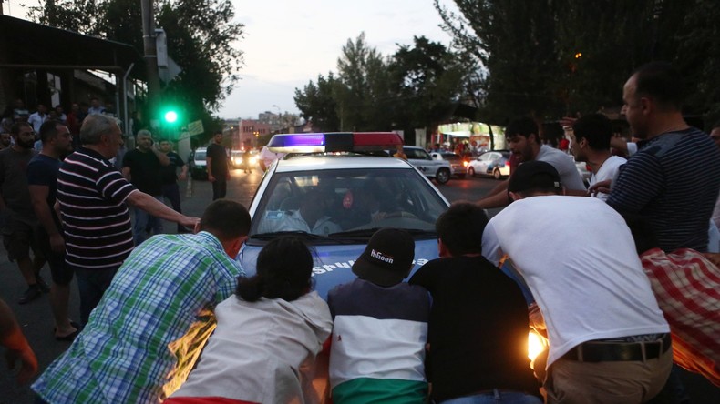 Geiseldrama in Armenien dauert an - Menschenmenge verhindert Sturm durch Spezialeinheiten