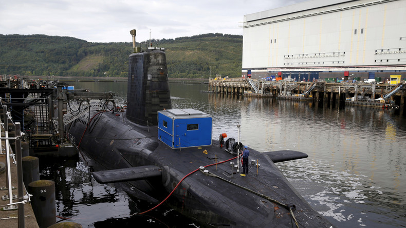 Britisches Atom-U-Boot stößt mit Frachtschiff zusammen