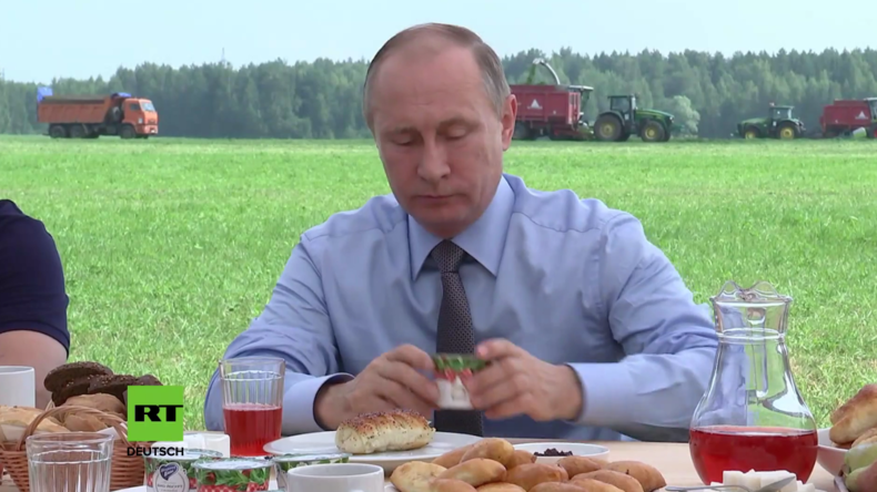 Landwirtschaft In Russland Putin Besucht Agrarbetrieb Und Kostet Heimische Produkte Rt De