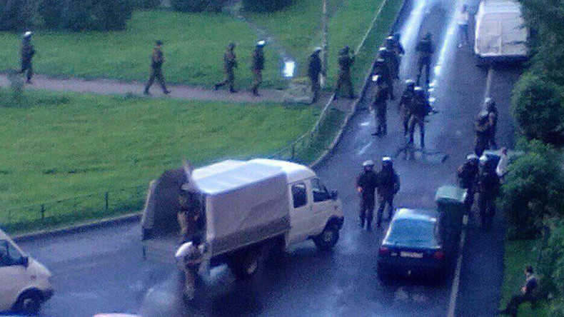Spezialeinheiten riegeln Wohngebiet in Sankt Petersburg ab - Anwohner berichten von Explosionen