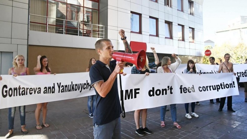 Studenten protestieren am IWF-Büro in Kiew gegen Finanzhilfen an Ukraine