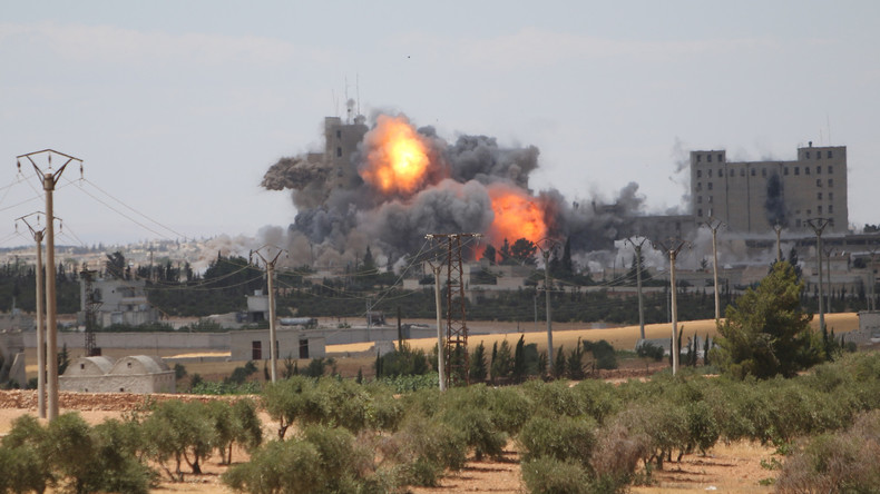 US-geführte Koalition bombardiert Stellungen der Syrisch Arabischen Armee und tötet über 60 Soldaten