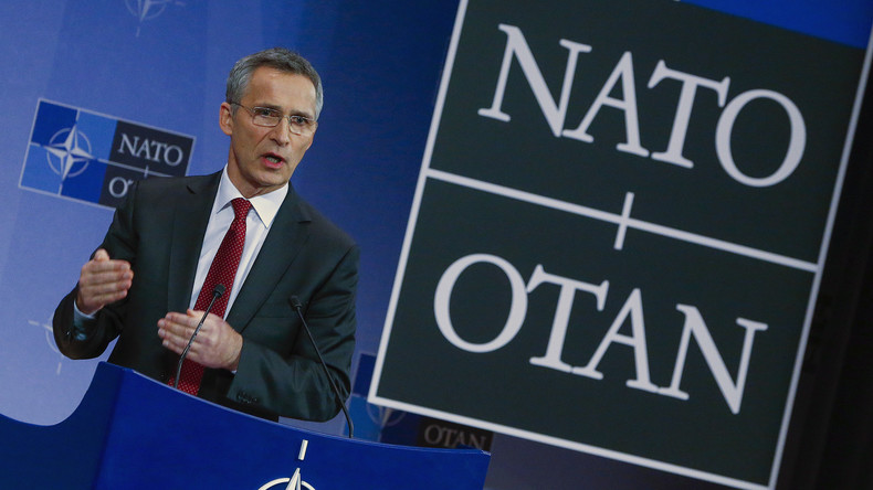 Jens Stoltenberg zu RT: NATO will nicht darüber spekulieren, wer den Hilfskonvoi beschoss