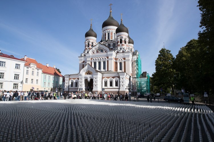 Protestaktion in Tallinn: Landwirte stellen 10.000 Flaschen Milch vor Parlament auf