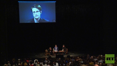Edward Snowden zu Gast auf der Berliner Volksbühne – Ein Abend mit dem Whistleblower