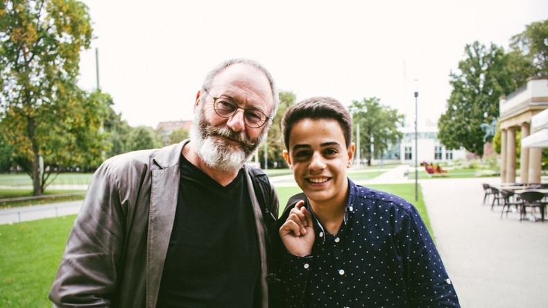 Game of Thrones-Schauspieler besucht syrischen Flüchtling in Deutschland