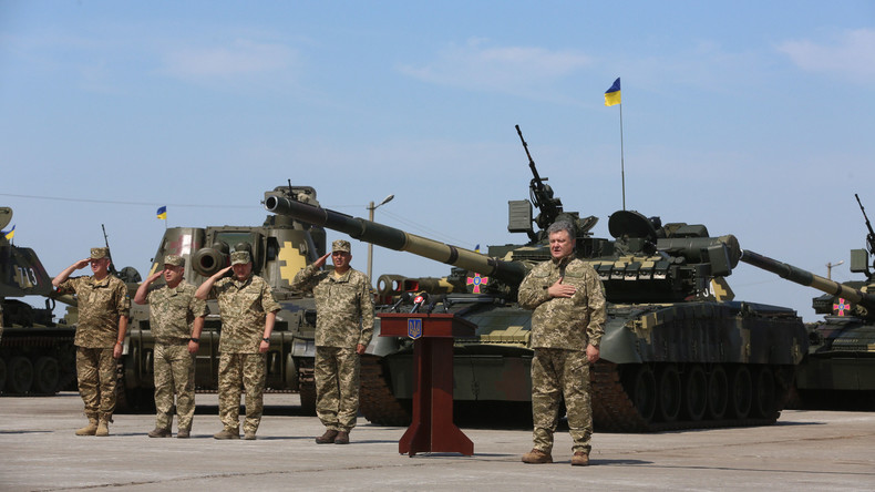 Petro Poroschenko übergibt Armee insgesamt 150 Panzer, Hubschrauber und Flugzeuge