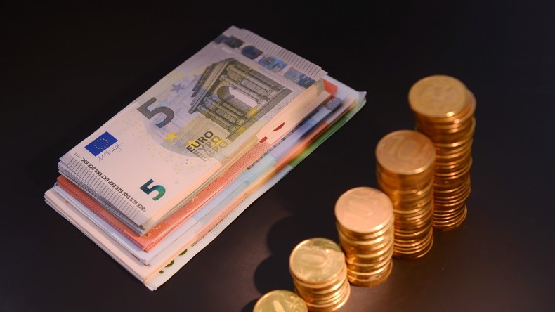 Griechenlands Polizei nimmt am Flughafen Athen eine Russin mit 2,3 Millionen Euro in bar fest