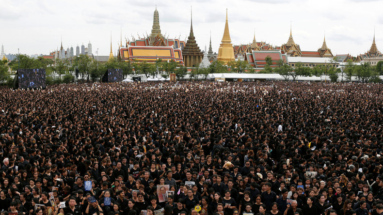 Bangkok: 150.000 Thailänder singen Trauerversion von Nationalhymne für verstorbenen König