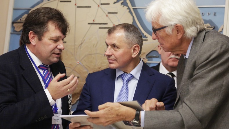 Deutsche Unternehmer und Politiker entspannen sich bei einem Volksfest in Sewastopol