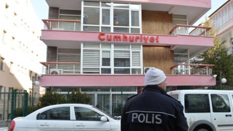 Türkei: Chefredakteur von Oppositionszeitung „Cumhuriyet“ festgenommen