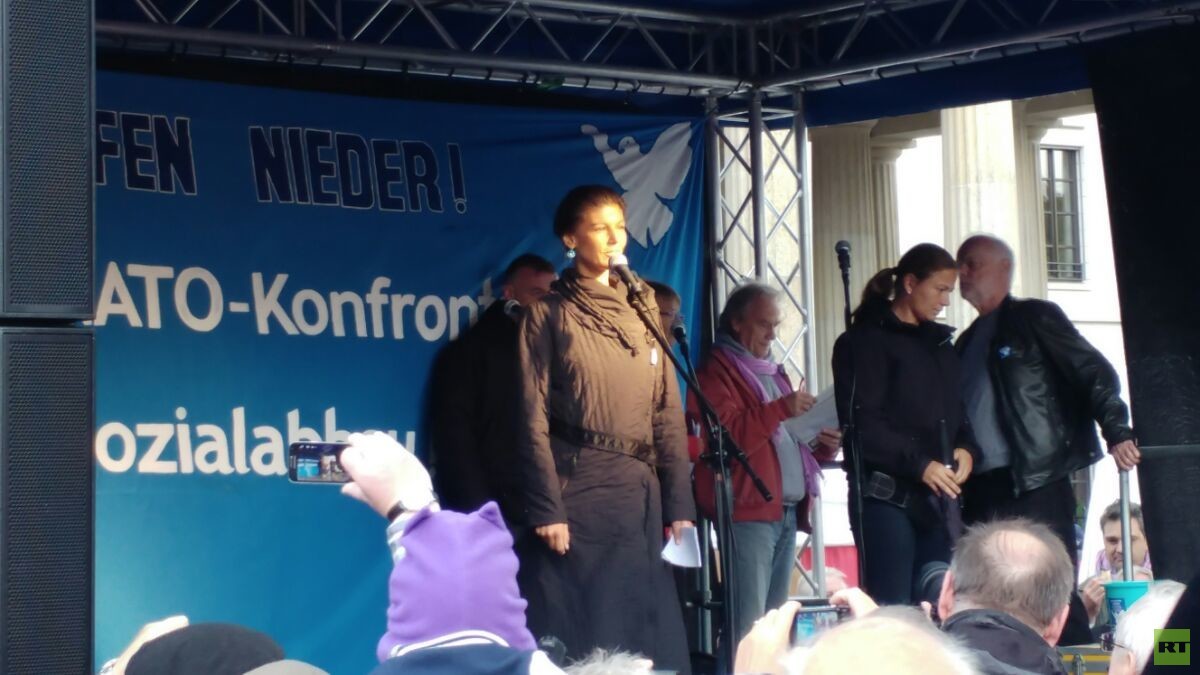 Die Friedensbewegung ist wieder da: 8.000 Teilnehmer bei "Die Waffen nieder!" in Berlin
