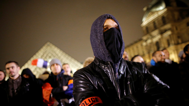 Kunst des Protests: Hunderte Polizisten versammeln sich vor dem Louvre