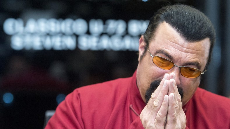 Wladimir Putin erteilt Steven Seagal die russische Staatsbürgerschaft