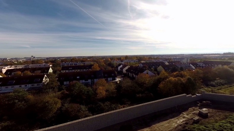 München: Lärmschutzwall vor Flüchtlingsheim soll Anwohner vor Ruhestörungen schützen