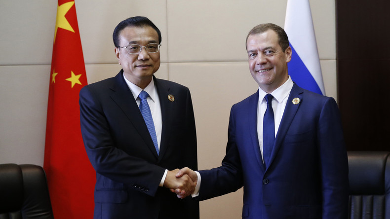 Chinas Ministerpräsident Li Keqiang trifft zu einem zweitägigen Besuch in Sankt Petersburg ein