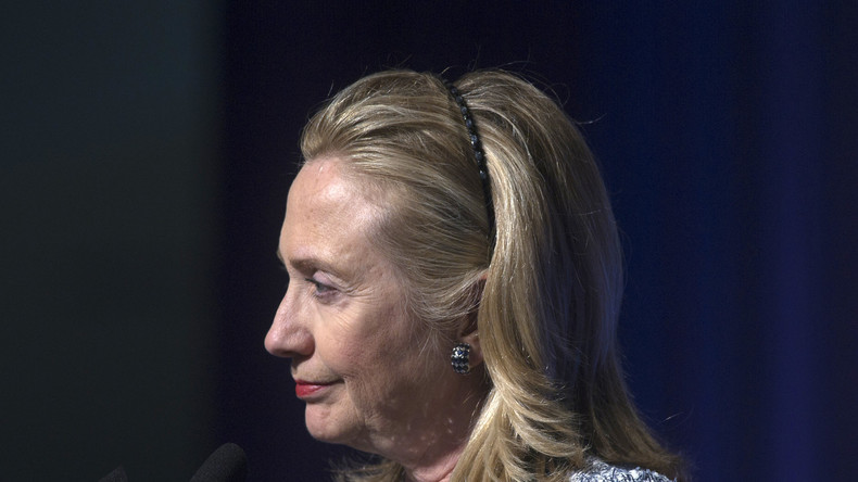Clinton soll ihre Bedienstete regelmäßig gebeten haben, Geheimdokumente zu drucken