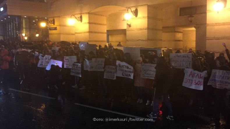 Syrische und russische Studenten protestieren vor britischer Botschaft in Moskau