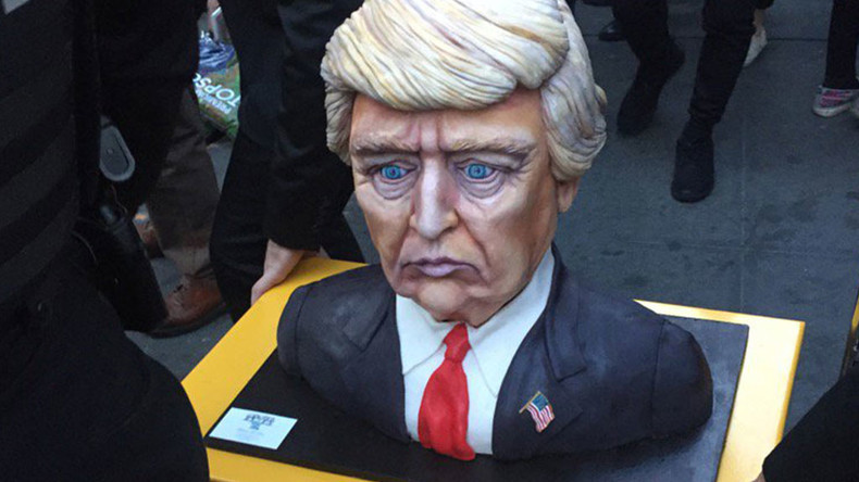 Just Business: Kostenpflichtige Bar und Trump-Kuchen bei Donald Trumps Wahlparty