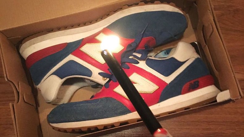 Feuer frei: Trump-Gegner verbrennen Turnschuhe von New Balance