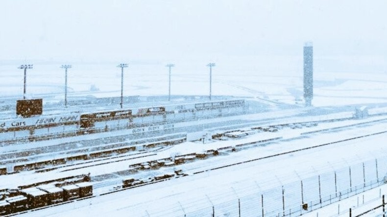Tokio: Unerwarteter Schneefall legt Straßerverkehr lahm