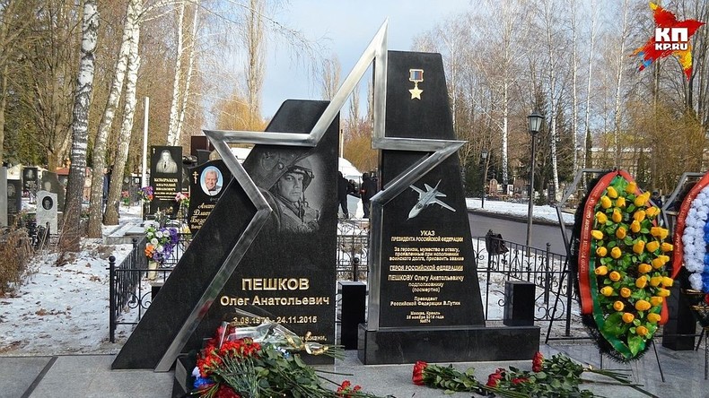 Ein Jahr nach SU-24-Abschuss durch die Türkei: Denkmal für Piloten in Russland eingeweiht
