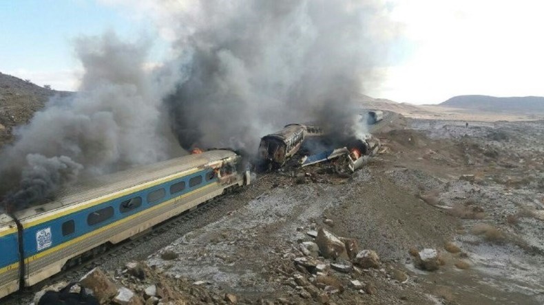 Unfall im Iran: Zwei Züge prallten zusammen