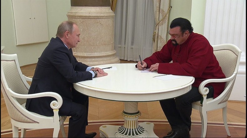 Welcome to Russia: Steven Seagal holt russischen Ausweis persönlich bei Wladimir Putin ab