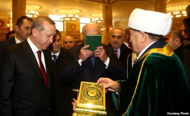 "Respekt vor allen Religionen": Aleksandr Lukaschenko küsst Koran