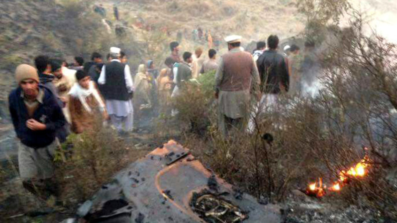 Maschine mit 47 Fluggästen an Bord stürzt in Pakistan ab