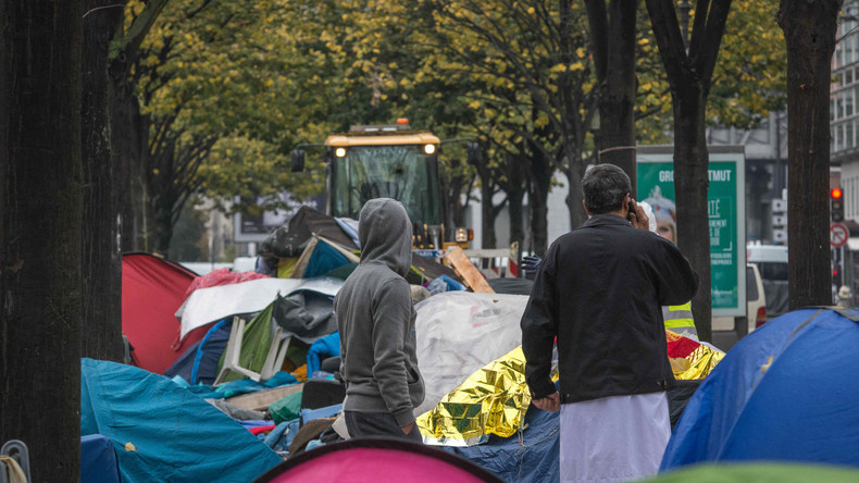 Frankreich: Spannungen steigen - Hunderte von Flüchtlingen campen in Pariser Vorort