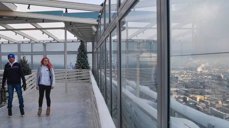 Europas höchste Eisbahn in Moskau eröffnet
