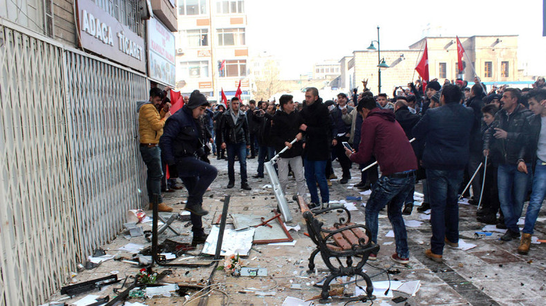 Türkei: Nach Terroranschlag in Kayseri Mob greift Parteibüros von HDP landesweit an