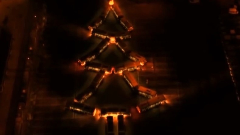 Weihnachtsbaum aus Bussen - Ungarische Fahrer stellen Fahrzeuge als Tanne auf
