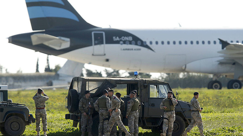 Live: Entführte Afriqiyah Airways Maschine auf dem Flughafen in Malta