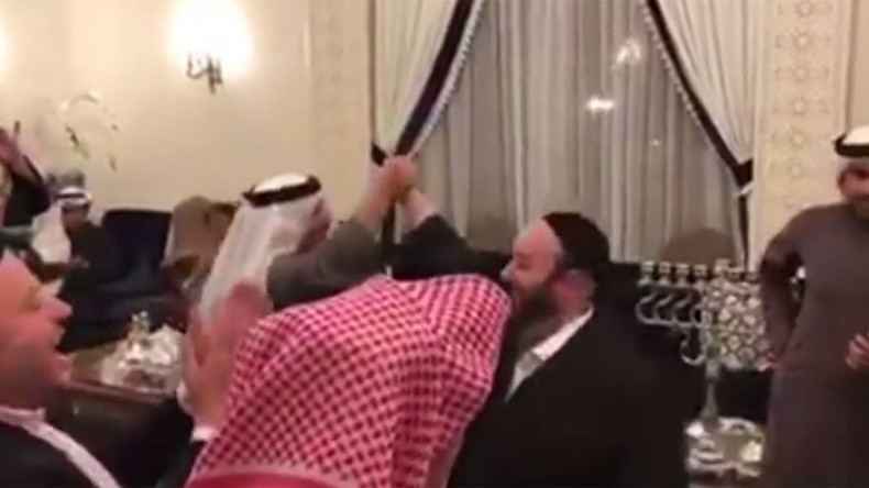 Juden und Muslime tanzen zusammen bei Chanukka-Feier in Bahrain