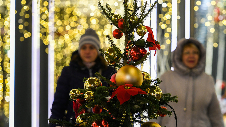 Moskauerin klaut Weihnachtsbaum und hinterlässt heiße Spur aus Kugeln und Lametta
