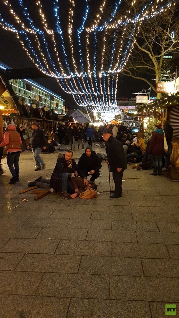 Terrorverdacht – LKW fährt in Menschenmenge auf Weihnachtsmarkt in Berlin