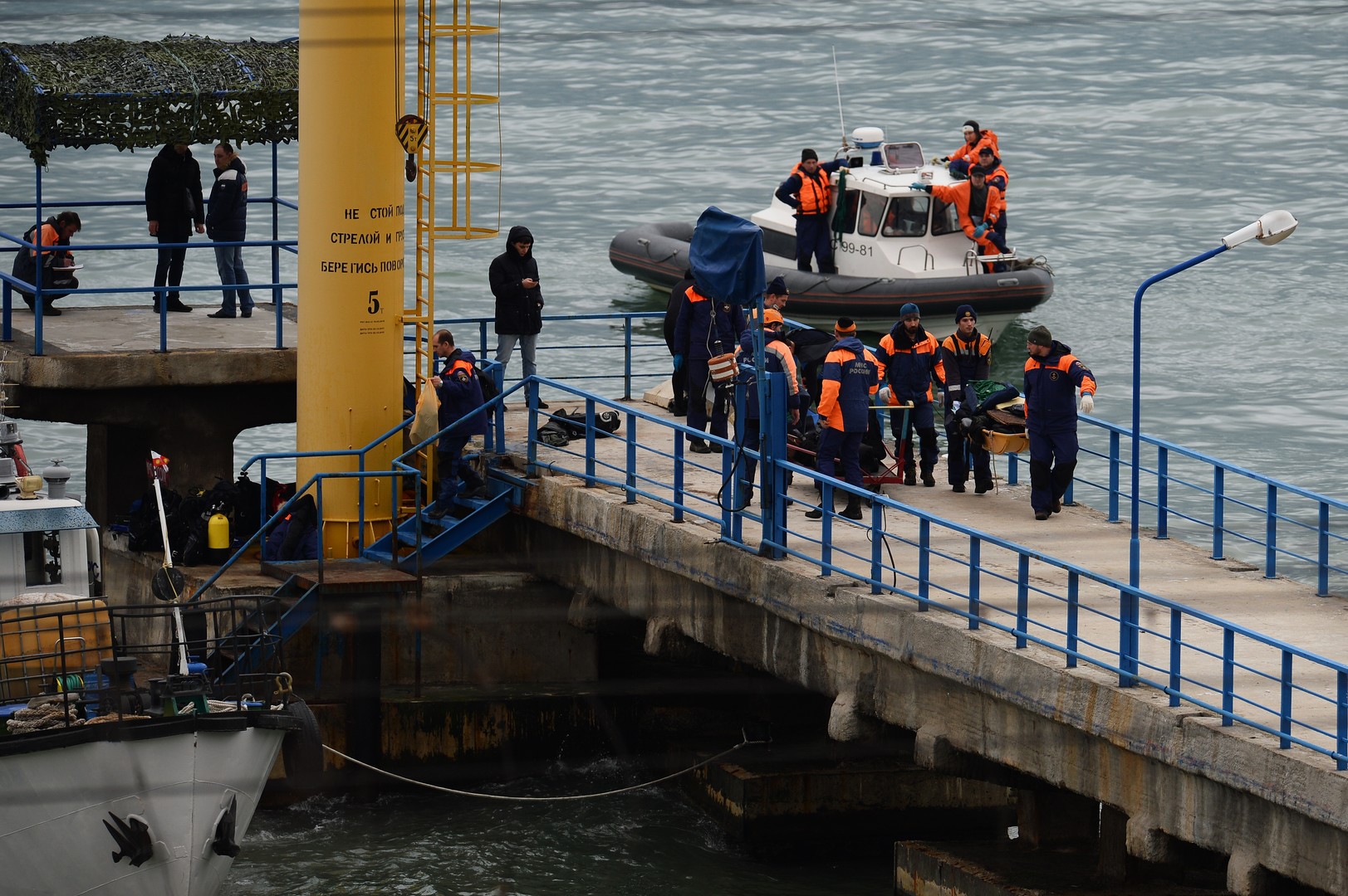 Russische Passagiermaschine stürzt mit 92 Menschen an Bord ins Meer ab