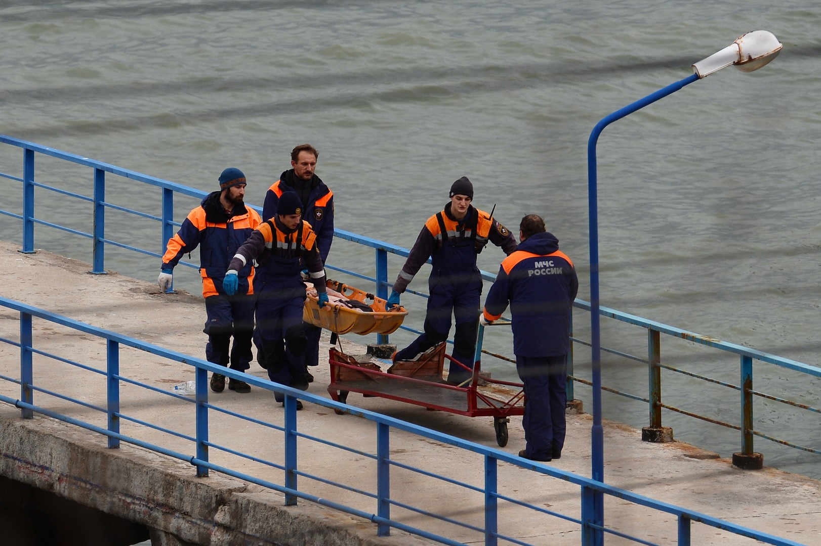 Russische Passagiermaschine stürzt mit 92 Menschen an Bord ins Meer ab