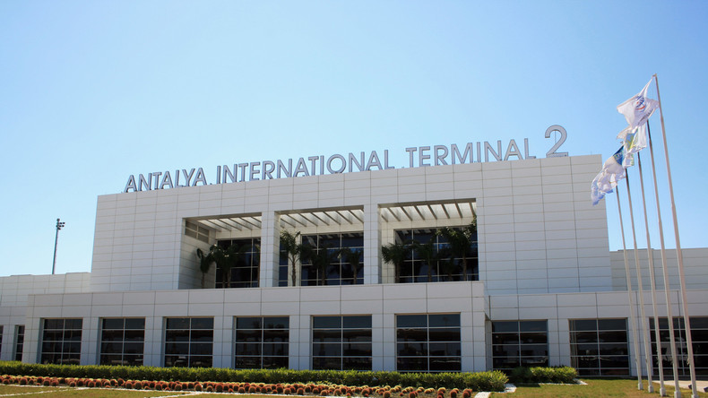 Syrer wegen Androhung eines Bombenanschlags im Flughafen Antalya verhaftet