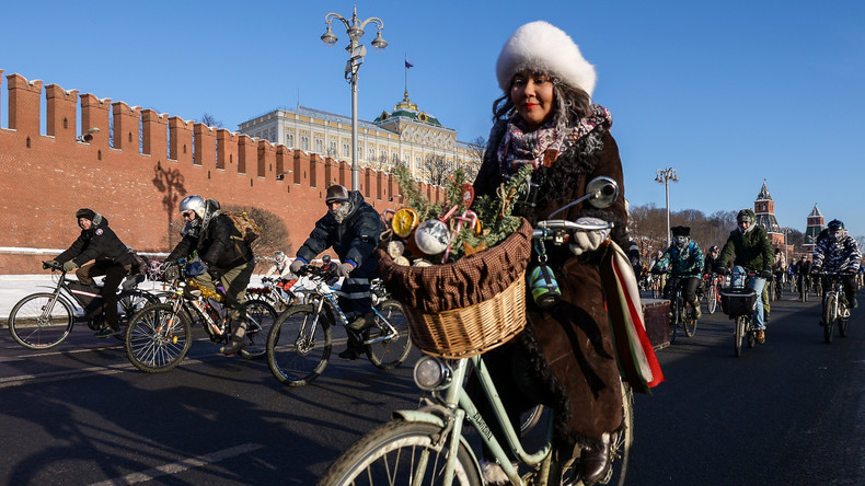 Winterliche Radparade in Moskau mit mehr als 500 Teilnehmern