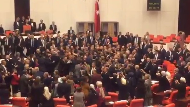 Massenschlägerei im türkischen Parlament bei Debatte über umstrittenes Präsidialsystem