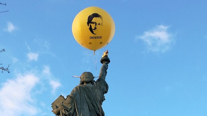 Amnesty International lässt Snowden-Luftballon über Paris aufsteigen