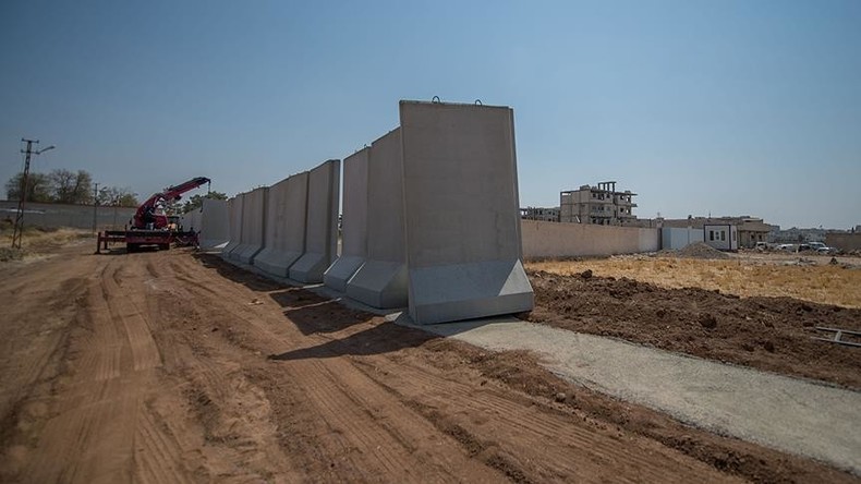 Türkei grenzt sich von Syrien und Irak mit 330 Kilometer langer Betonmauer ab