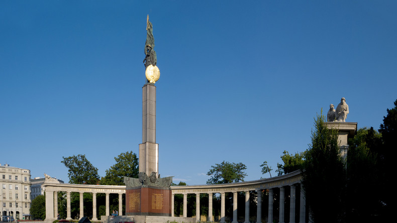 Unbekannte schänden Heldendenkmal der Roten Armee in Wien