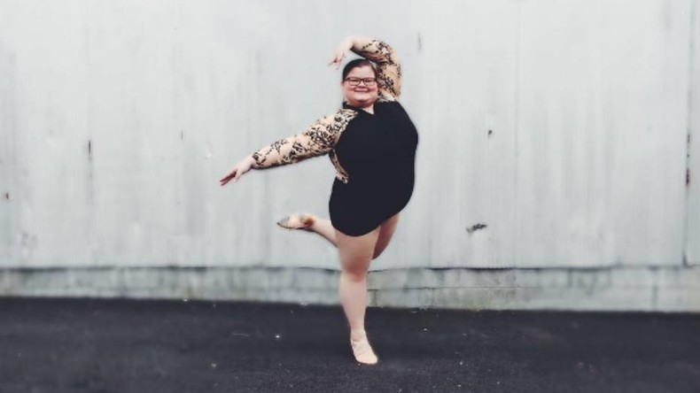 Vollschlanke Balletttänzerin bricht Stereotypen mit kunstvollen Pirouetten